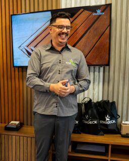 A Star Deck recebeu profissionais da área de arquitetura, design e construção para um momento especial de apresentação dos nossos produtos e serviços. Mais do que mostrar soluções, o evento foi um espaço de troca de experiências, networking e inspiração, fortalecendo conexões e ampliando possibilidades para novos projetos.

Acreditamos que grandes projetos nascem da colaboração entre profissionais e da busca constante por qualidade e inovação.

Obrigado a todos que participaram desse momento conosco. 
Seguimos construindo juntos novos caminhos para a arquitetura e os ambientes externos.

#StarDeck #Arquitetura #DesignDeInteriores #NetworkingProfissional #ArquiteturaBrasil #Inovação #Experiência #ProfissionaisDaArquitetura