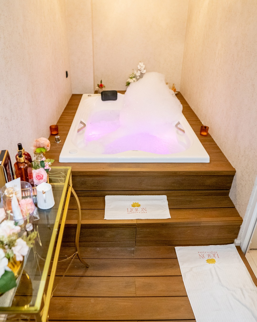Cada projeto tem o poder de contar uma história.

Neste espaço exclusivo do Ligon Resort & SPA, os produtos da Star Deck foram escolhidos para compor uma área molhada sofisticada, acolhedora e preparada para proporcionar momentos de relaxamento absoluto.

Um ambiente perfeito para tratamentos especiais, como o Dia da Noiva, experiências de SPA e para todos que desejam desacelerar, renovar as energias e viver o bem-estar em sua melhor forma.

 Beleza que acolhe.
 Qualidade que permanece.
 Ambientes que encantam.

Star Deck. Transformando ambientes em experiências.

#StarDeck #LigonResort #MadeiraEcológica #SpaDay #DiaDaNoiva #Arquitetura #DesignDeInteriores #ÁreaGourmet #BemEstar #AltoPadrão