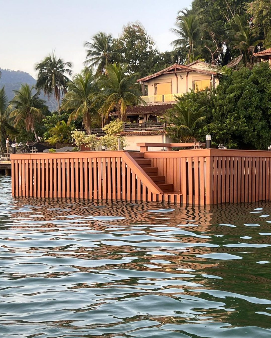 Sua área externa merece um acabamento à altura dos seus melhores momentos.

Os Decks Maciços Star Deck foram desenvolvidos para oferecer resistência, elegância e praticidade, sem abrir mão da beleza natural.

Mais tempo aproveitando. Menos tempo com manutenção.

Star Deck. Qualidade que permanece.

#StarDeck #DeckMaciço #MadeiraEcológica #Arquitetura #Construção #Design #ÁreaExterna