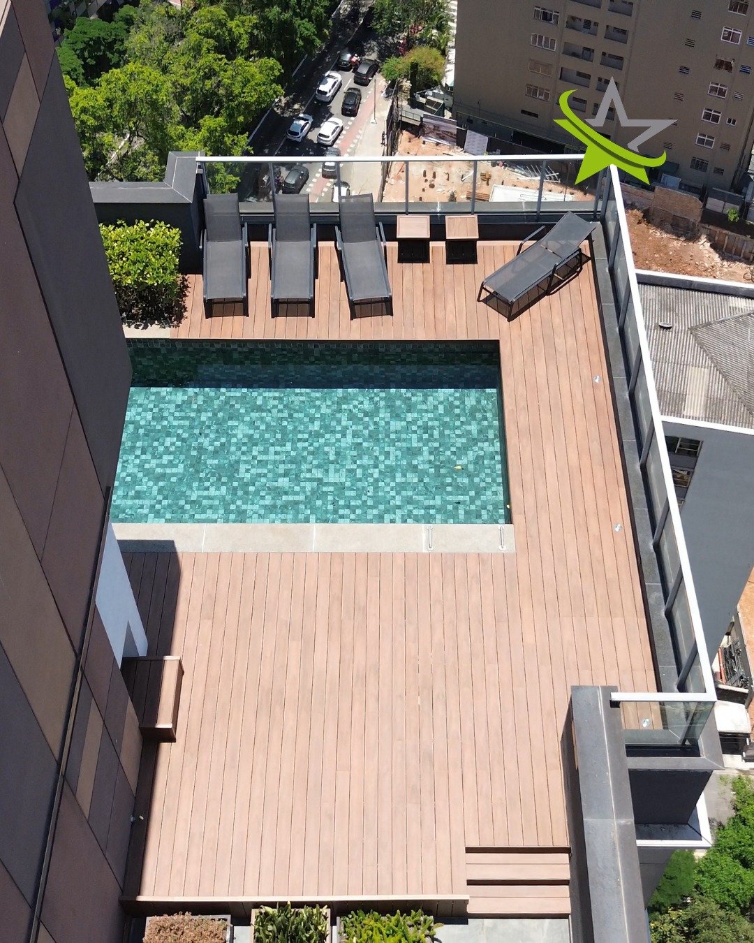De um terraço comum a uma experiência de resort particular.

Projetar em áreas elevadas exige mais do que beleza: exige engenharia, leveza e alta durabilidade. Esse projeto grandioso em cobertura levou o conceito de viver bem a um novo patamar.

Utilizamos o deck em madeira ecológica Star Deck para criar um ambiente fluido, sofisticado e acolhedor, perfeito para contemplar o horizonte sem se preocupar com manutenção constante, cupins ou desgastes do tempo.

O resultado? Um espaço audacioso, feito para criar memórias inesquecíveis.

Leve a Star Deck para o seu projeto. Entre em contato conosco!

#StarDeck #ArquiteturaSustentavel #DeckDeCobertura #RooftopDeLuxo #MadeiraPlastica #VarandaGourmet #DesignDeExteriores #ProjetosDeLuxo