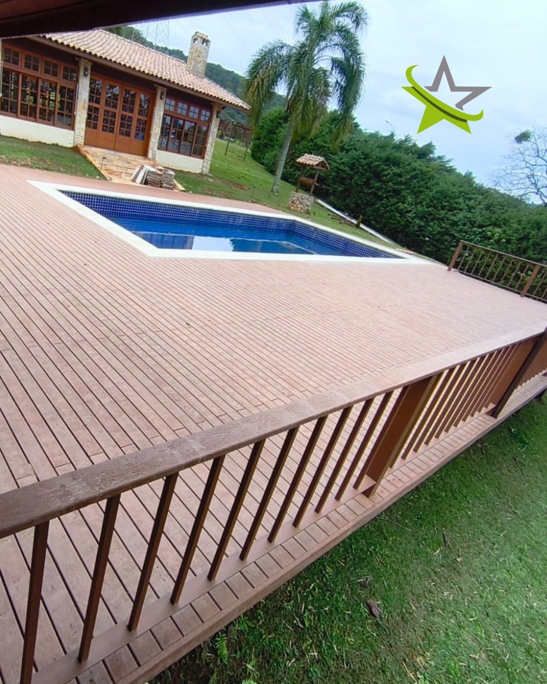 Imagine abrir a porta e encontrar um ambiente que convida a ficar. 

Um deck em madeira maciça Star Deck cria essa sensação: mais aconchego, beleza e conexão com o espaço, tornando cada momento ainda mais especial.

Transforme seu projeto em uma experiência.
👉 Acesse www.stardeck.com.br e conheça a Star Deck.

#StarDeck #MadeiraMaciça #Deck #ÁreaExterna #Arquitetura #Design