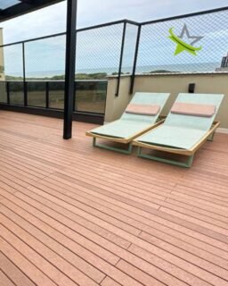 Um deck que transforma o espaço e valoriza cada detalhe do projeto. 

Os decks em madeira maciça Star Deck unem beleza, resistência e acabamento de alto padrão para criar ambientes marcantes e acolhedores.

Seu projeto merece um acabamento à altura.
👉 Conheça as soluções Star Deck: www.stardeck.com.br

#StarDeck #MadeiraMaciça #Deck #Arquitetura #Paisagismo #àreaexterna