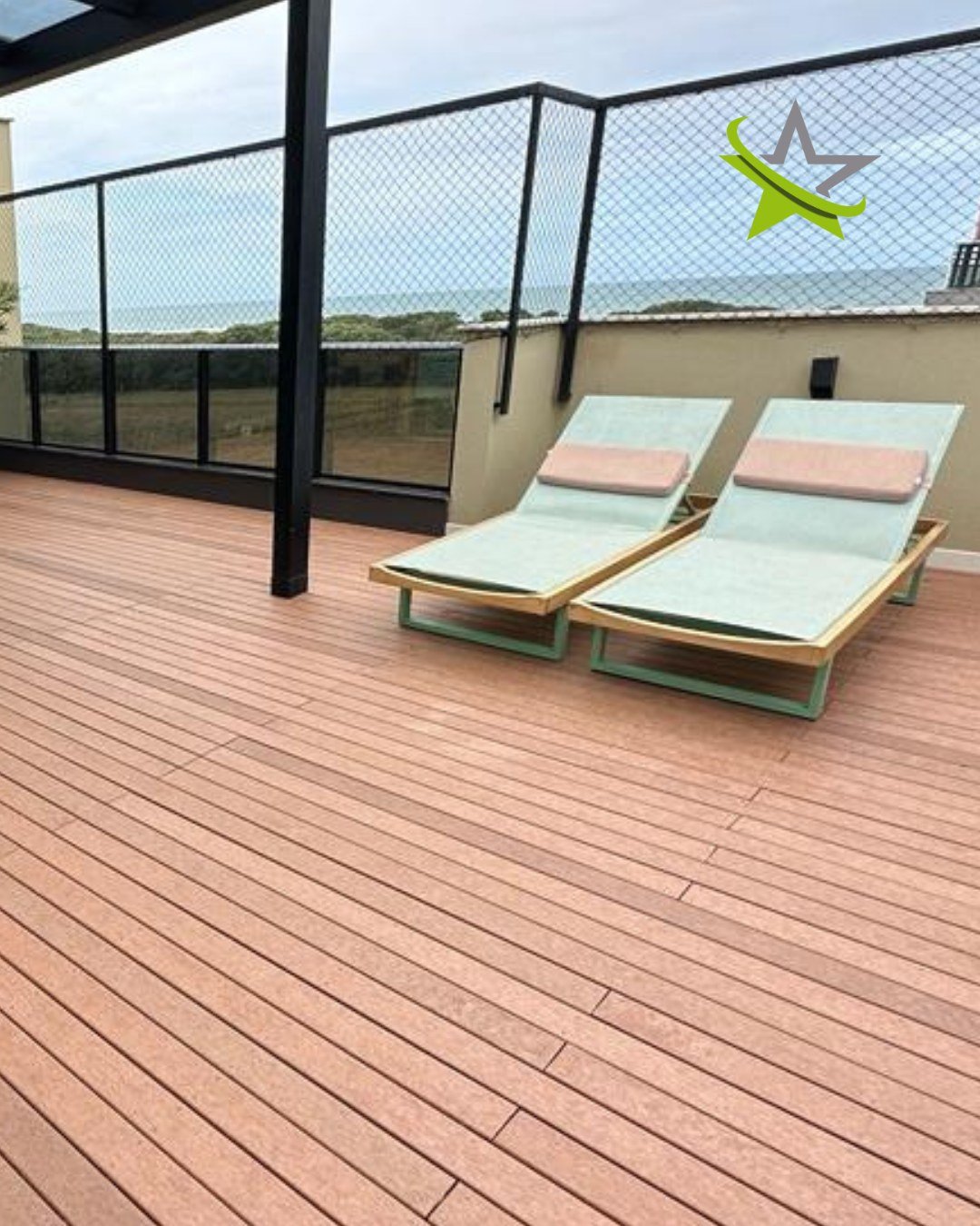 Um deck que transforma o espaço e valoriza cada detalhe do projeto. 

Os decks em madeira maciça Star Deck unem beleza, resistência e acabamento de alto padrão para criar ambientes marcantes e acolhedores.

Seu projeto merece um acabamento à altura.
👉 Conheça as soluções Star Deck: www.stardeck.com.br

#StarDeck #MadeiraMaciça #Deck #Arquitetura #Paisagismo #àreaexterna